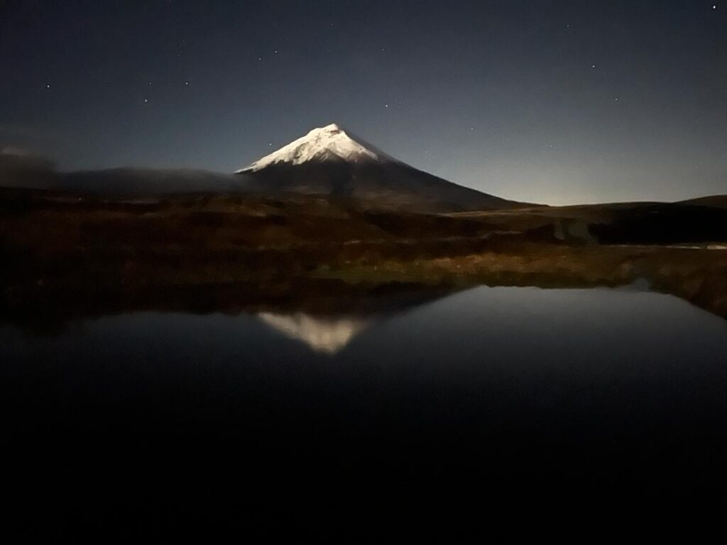 Stunning image of Cotopaxi, stars and mountain reflecting in Limpiopungo Lagoon (Romulo Cardenas)