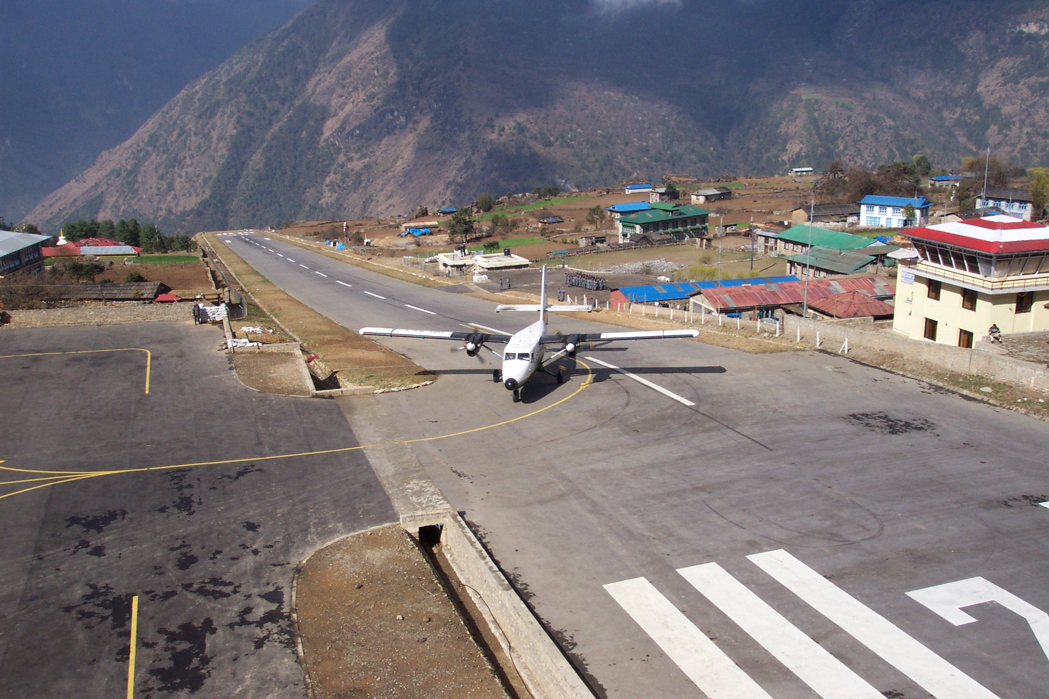 Аэропорт бутана. Аэропорт Лукла Непал. Аэропорт паро в бутане. Аэропорт Лукла Непал катастрофы. Лукла аэропорт самый опасный.