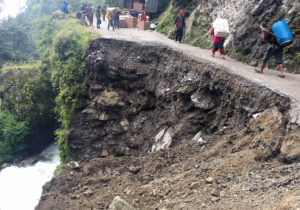 Road issues are common on the approach to Cho Oyu (Phunuru Sherpa)